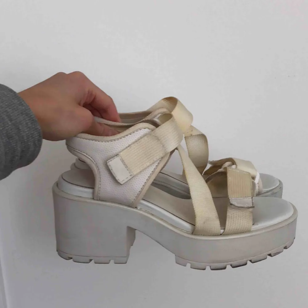 Vagabond sandaler säljer pga för små. Banden har blivit lite smutsiga men der går att tvätta. . Skor.
