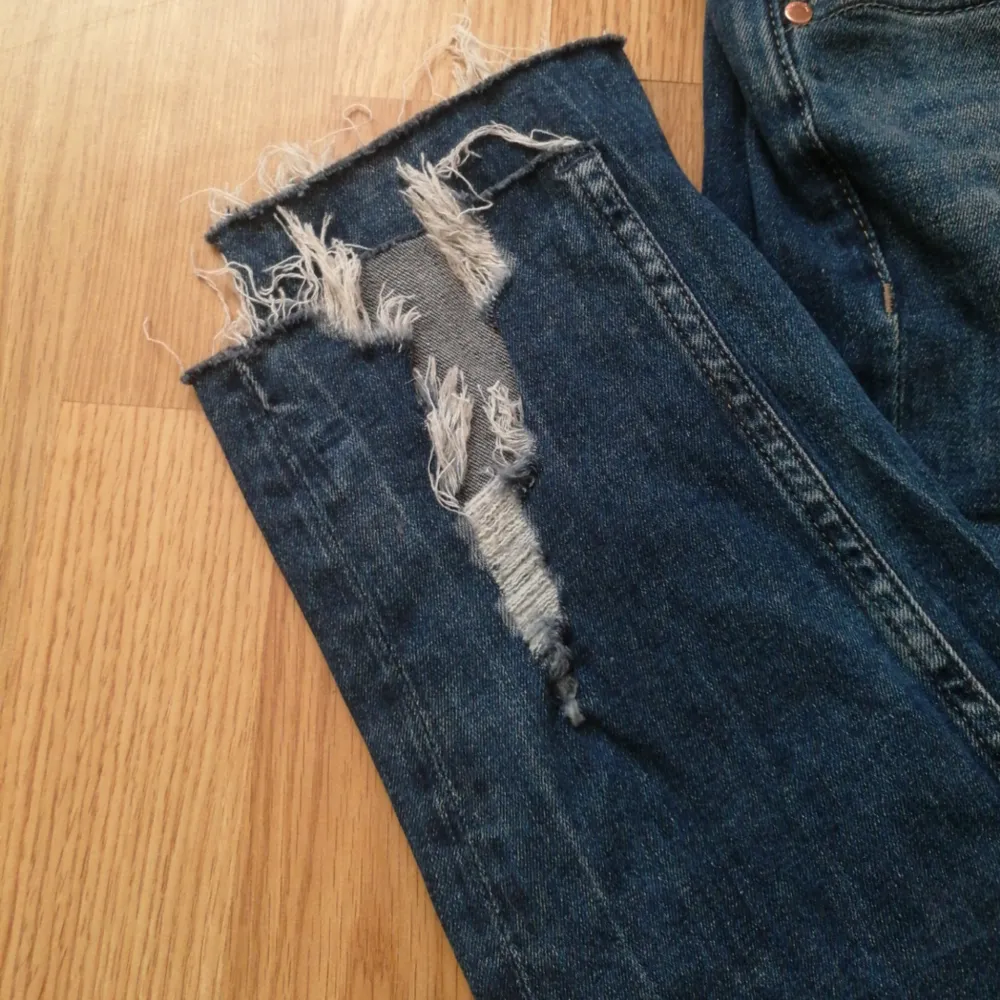 Stretchiga Jeans i nyskick, slitningar fram längst ner på benen, se bild 2. Betalas med swish (+ frakt) . Jeans & Byxor.