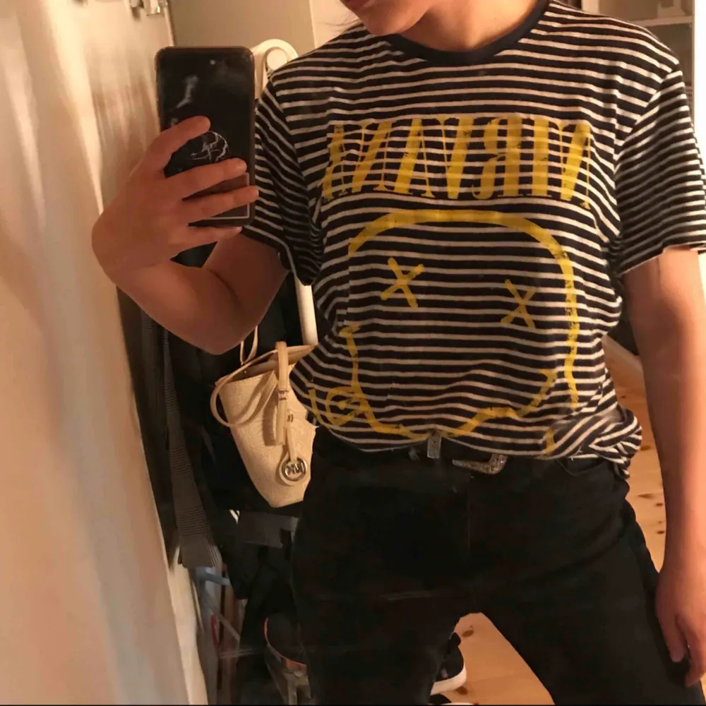 Skitsnygg nirvana t-shirt ifrån Topman! Lite stor i storleken så passar både S/M. Varsamt använd och frakt ingår i priset 😊. T-shirts.