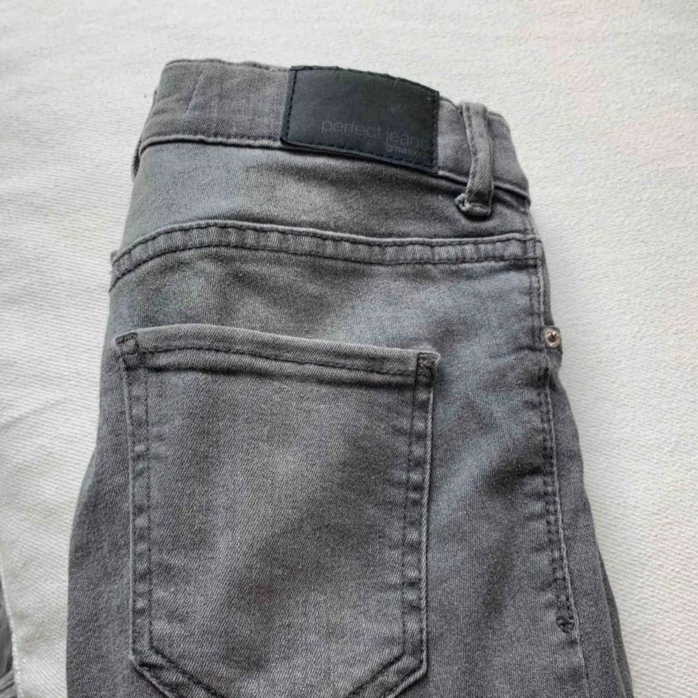 Gråa jeans från GinaTricot, modellen heter Alex. Storlek XS. Väldigt stretchiga! Möts upp i Stockholm eller fraktas!. Jeans & Byxor.