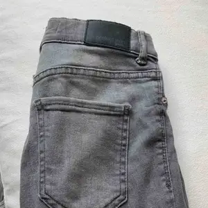 Gråa jeans från GinaTricot, modellen heter Alex. Storlek XS. Väldigt stretchiga! Möts upp i Stockholm eller fraktas!