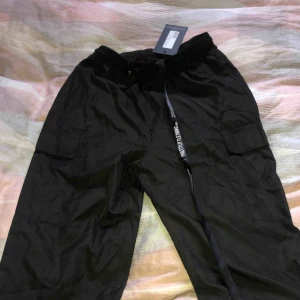  - Svarta cargo byxor från pretty little thing, helt oanvänd. Den är skit fin och bekväm 