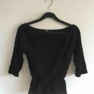  - Blus i spetsmaterial! Supersöt! Mycket sparsamt använd. 🐾