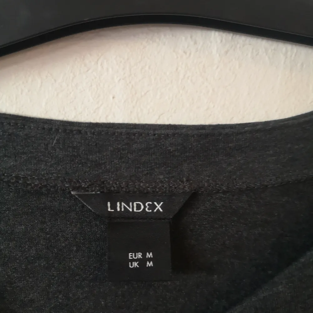 Långärmad tröja från lindex. Använd en gång. Band på yttersidan av ärmarna som man kan knyta som man vill. Blusar.