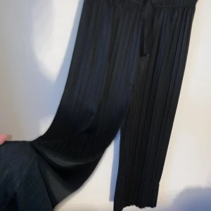 Byxor - Super sköna och fina flowiga byxor :) knappt använda. ( frakt tillkommer )