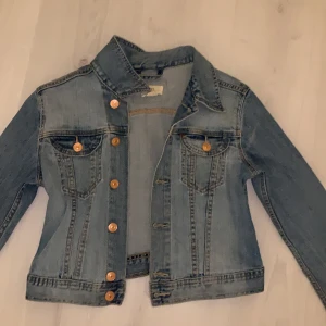 Jeans jacka  - Säljer min blåa jeans jacka från H&M💖 stl S, lite kortare i modellen! 