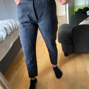 Mörk grå mom jeans  - Om du är em M så passar dom bäst för att när man köper mom jeans som t.ex så ska man köpa en storlek större för att de värkligen ska passa
