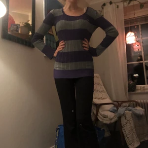 Lacoste tröja - Lila och grå lacoste tröja i gott skick