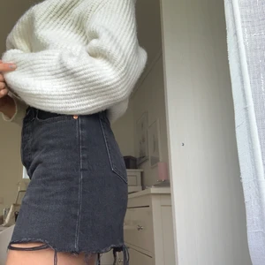 Levis kjol deconstructed skirt - Svart jeanskjol från Levis. Inte mycket använd, som ny. Nypris 500kr 