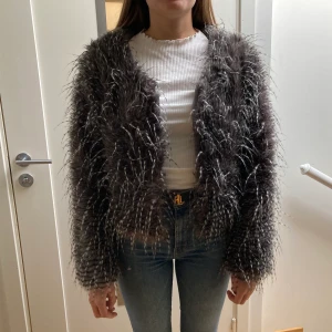 Kort fuskpäls  - En mysig och väldigt mjuk fuskpäls som känns lätt. Enligt tillverkarens storlekar är jackan strl L/XL, men skulle säga att den passar EU XS/S/M.🍁 