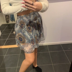 Kjol - Säljer en likadan kjol som den förra fast i en blå färg! Köpt för 2 år sen! Nypris- ca 350 kr, säljer för 50 kr.