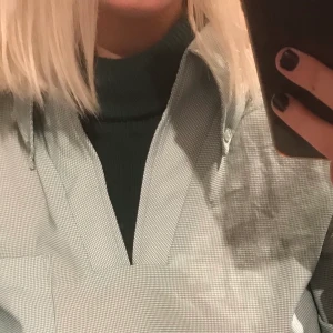 Tröja med inbyggd polo - Snygg rutig tröja med inbyggd polokrage, köpt på secondhand men kommer tyvärr inte till användning, frakt tillkommer:)