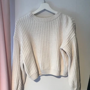 Vit stickad tröja - Fint skick, lite nopprig vid ärmarna