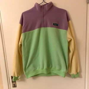 Fleece tröja  - Färgglad fleece tröja från Junkyard💜 Endast använt en gång, så den är som ny😊 Nypris 499! Köparen står för frakten✌🏻