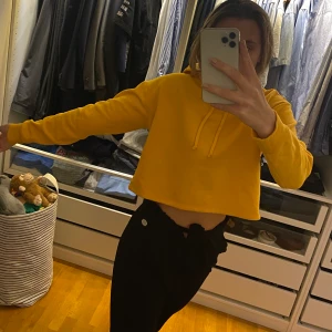 Gul huvtröja  - Gul korthoodie med luva. Väldigt mysig och passar fint till hösten!💛