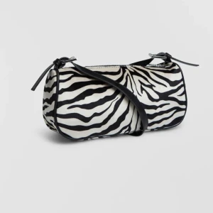 zebra shoulder bag - populär väska från gina. nypris 299kr men säljer för 120kr!😊 passa på o fynda!! bud = 140kr