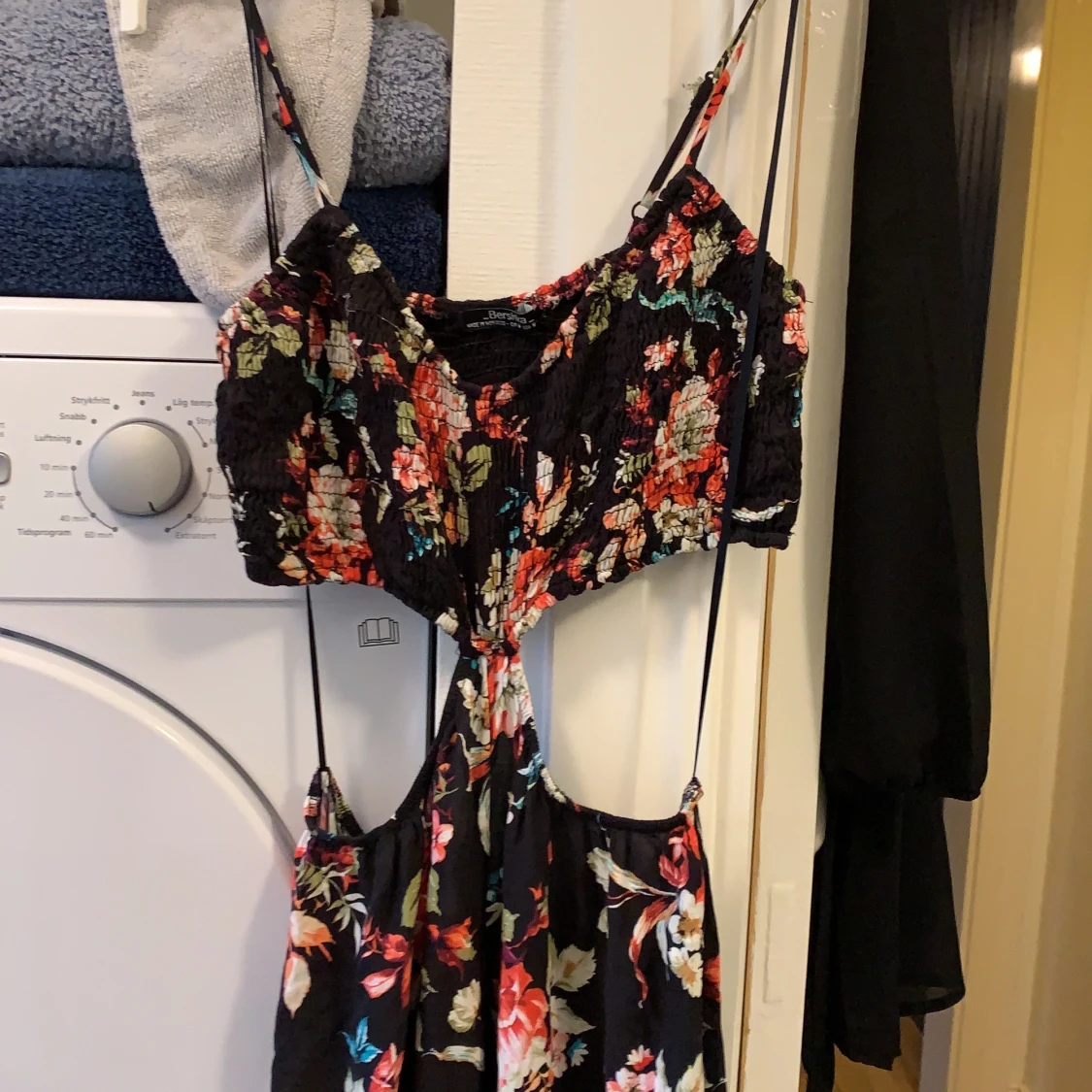 Lång blommig klänning med utskurna sidor storlek M - 90