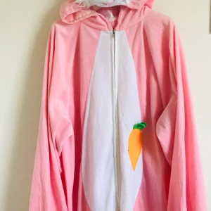 Din halloween-dräkt!  - Festens höjdpunktsdräkt söker ny ägare! Passar dig som har Medium eller Large i storlek. Använd på teaterföreställningar så helt ny är den inte, dock inte synligt sliten. 