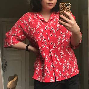 Väldigt skön och fin skjorta/blus från H&M. Använd 2 gånger. Det står att storleken är 36 men jag själv är 38/40 och den sitter bra på mig! 