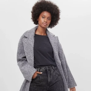 Rak kappa från Bershka - Säljer min raka kappa från Bershka. Helt ny och aldrig använd. Skulle säga att den är liten i storleken trots att det står M. Köparen står för frakten. 