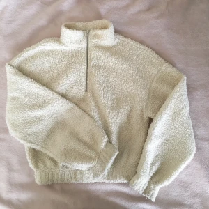 Gosig tröja - Skön tröja från ginatricot strokek XS. Beige/äggskalsvit. Använd fåtal gånger. Fraktkostnad tillkommer. 