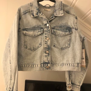 Trucker denim jacket - Blå stentvättad jeansjacka från Gina tricot, köpt i somras men helt oanvänd med prislappen kvar. 