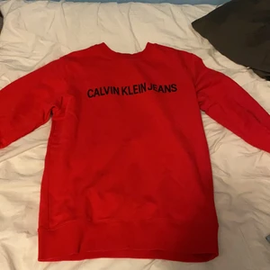 Calvin Klein Röd Sweatshirt  - Den är i gott skick, knappt använd. Nypris ca 700kr