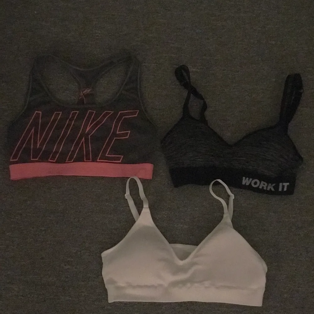 Jättefina sporttoppar från Nike, H&M och Lindex. H&M toppen är oanvänd, och de andra två ser som nya ut (använda högst 4 gånger). Nike (strl S) = 90kr, H&M (strl M, liten i storlek) = 75kr, Lindex (strl 70A) = 65kr . Toppar.