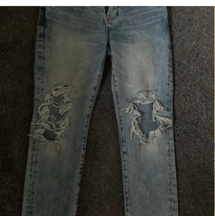 (Lånade bilder) jätte fina jeans som jag säljer pga arr de år lite för lpnga för mig och för stora i midjan, skriv om du är intresserad så kommer vi fram till något. Start bud ör 250kr+ frakt. Buda. Jeans & Byxor.