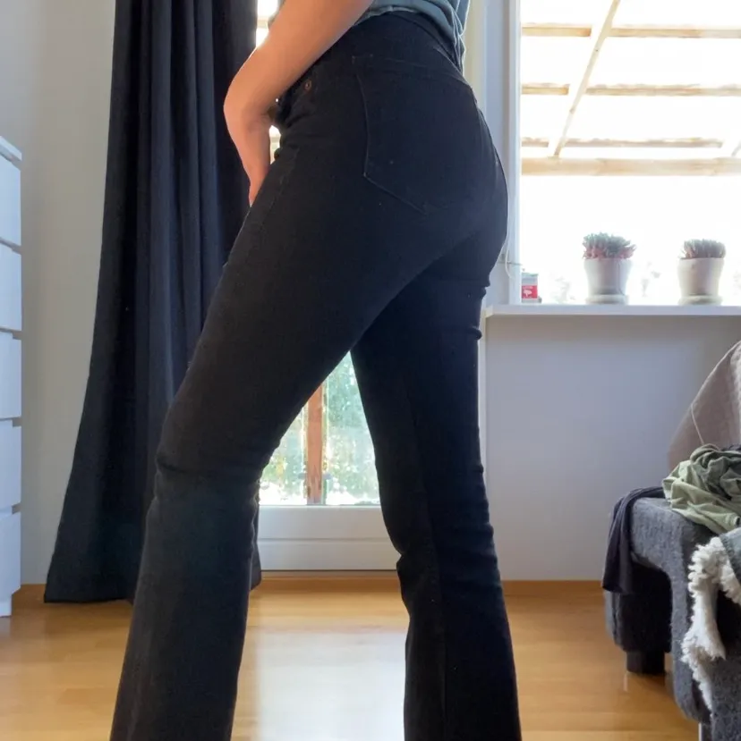 Cropped flare jeans från Zara, nyköpta och endast andvända fåtal gånger. De är i storlek 38 men de passar även mig som 34/36. 200 exklusive frakt. Jeans & Byxor.