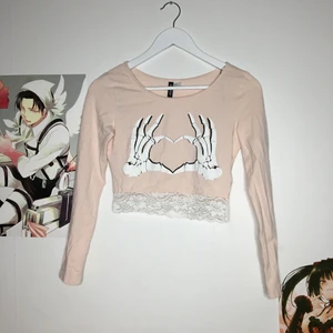 Beige/Rosa crop top med gulligt tryck strl: S - Crop top med skelett-tryck på framsidan + lace längst botten. Skriv gärna om du vill ha mer bilder/bilder men plagget på - hade inte möjligheten att ta bild med alla plagg på :) TVÄTTAS EFTER BILD TAGEN kramiskrambjörn på dig