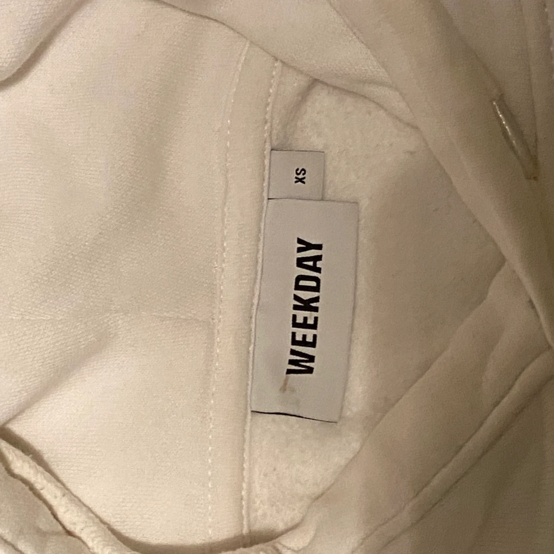 Vit hoodie med rosa tryck - 91