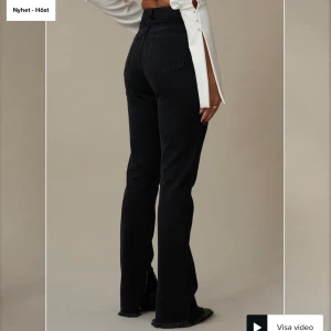 Hanna Schönberg x nakd Jeans - Säljer mina älskade Highwaisted Raw Hem Straight Denim i storlek 36. Byter annars gärna mot ett par stl 34. De är i mycket fint skick. BUD PÅ 300 PLUS FRAKT. Buda i kommentarerna eller privat💙Budgivning slutar på fre 23:59