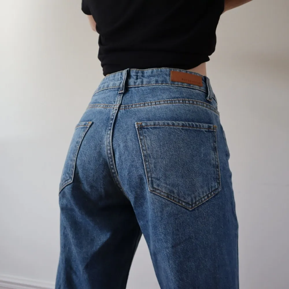 Säljer mina älskade jeans!🥺 Loose fit trendiga jeans i superfin färg. De är köpta på nakd. Sitter så snyggt och är väldigt bekväma. I nyskick!. Jeans & Byxor.