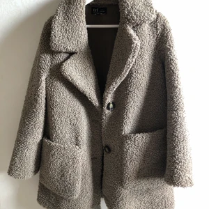 Teddy jacka / Teddy kappa - Skitsnygg Teddy jacka som inte gör sig rättvis på bild! Unik färg, blandning mellan brun, beige och grå. Storlek xs men passar mig som har s, man får plats med tjocktröja under och modellen är smått A-linjeformad. Går till mitten av låret på mig som är ca 162💜 Jackan är också väldigt varm och passar bäst en kall höstdag eller på vintern! Öppen för bud!