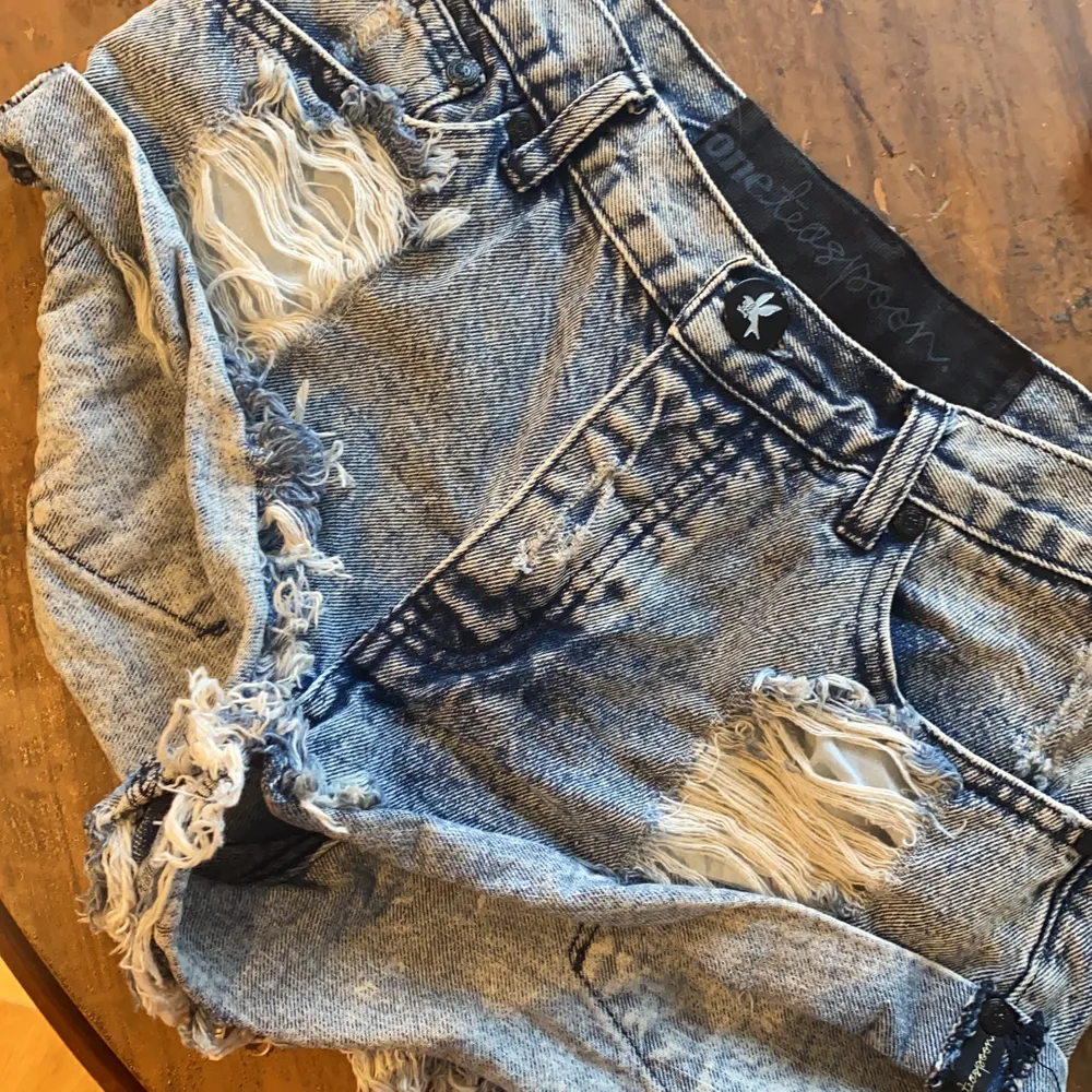 Jättesnygga jeansshorts från One Teaspoon storlek 24. Shorts.