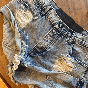 one teaspoon jeansshorts - Jättesnygga jeansshorts från One Teaspoon storlek 24
