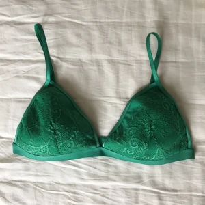 Grön bralette/bh - Så söt grön (vadderad) bralette! Passar nog bäst på någon med b/c?! Köpt här på plick men aldrig använd av mig då den var lite liten tyvärr.. Billig frakt tillkommer!