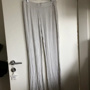 Mysiga randiga byxor - Sitter superbra och har en bootcut form. 