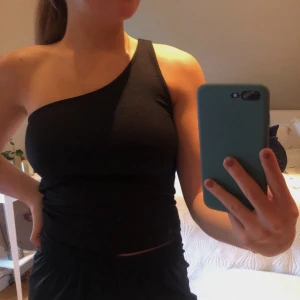 Linne med en axel - Jättefint linne med en axel ifrån Ginatricot, aldrig använd. Frakten är inkluderad i priset 