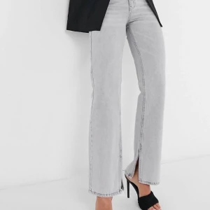 Jeans från stradivarius - Snygga gråa jeans från stradivarius med slits, storlek 34. Knappt använda