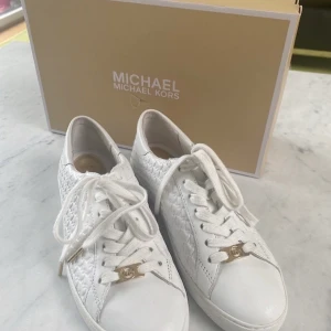 Helt oanvända Michael Kors skor  - Säljer nu dessa fina Michael Kors sneakers i orginalkartong. Helt oanvända. Inköpta på NK. Nypris 1500 kr. Köparen står för frakt 💕 Budgivning avslutas torsdag 1 oktober 21.00. LEDANDE BUD 520 kr  