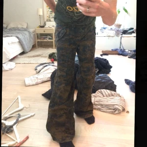 CARGO PANTS 2000s   - Byxorna är inköpta i Paris förra året och är i bra skick!