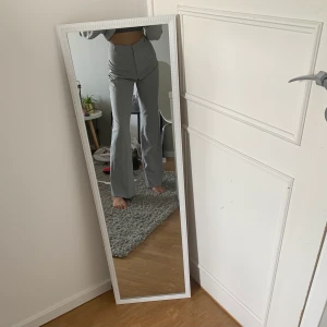 Byxor - Snygga grå vida kostymbyxor i stolek 34! Jag är 169cm o de är bra i längd på mig💗 frakt tillkommer