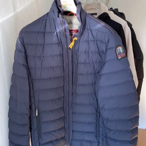 BLUE LIGHTWEAR PARAJUMPER - Blå lightwear parajumper i barnstorlek L. Motsvarar ungefär S/M i vuxenstorlek. Endast använd 3 gånger. Mycket bra skick. Nypris: 4000 kr. Frakt ingår i priset, skickar på posten. Vill bli av med jackan så pris går att diskutera. 