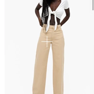 Monki jeans - Nya monki jeans,har använt de 1 gång därför att de är skrynkliga.Inga skador!passar även 27.Säljer då jag inte använder längre🤎