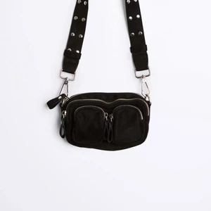 Väska - Liten axelväska från gina tricot. Nypris 350 kr