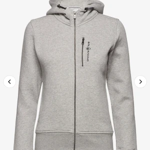 Sail racing hoodie strl xs  - Den är i strl xs men passar även s köpt för 1100kr ser ut som ny , köparen står för frakten 