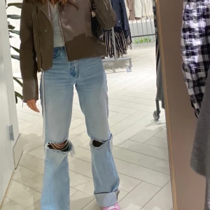 Zara jeans - Super snygga jeans, som tyvärr inte används längre! Har Max använt dem 6 gånger. Det är bara att buda från 350kr! 💞