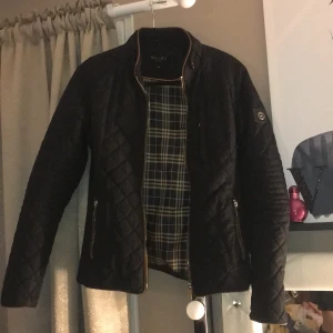 Hollies jacka, strl 38 - Säljer nu denna fina hollies jacka som passar perfekt nu in till hösten. Den har sällan används på grund av att den inte passar mig. Jackan är i storlek 38 samt stretchig i materialet!  köpte den för 1500kr för ett år sedan men säljer den nu för 750kr.